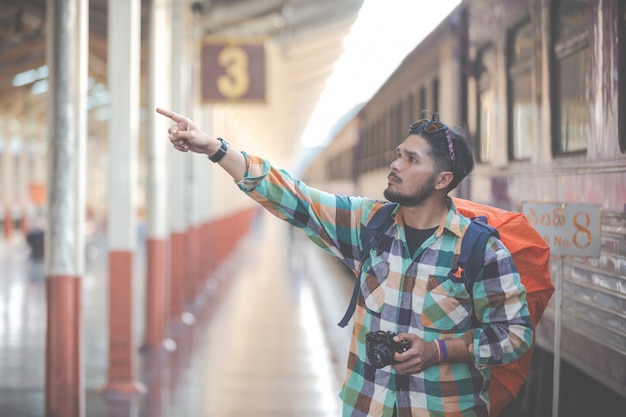 Los viajeros toman fotos de parejas mientras esperan los trenes.