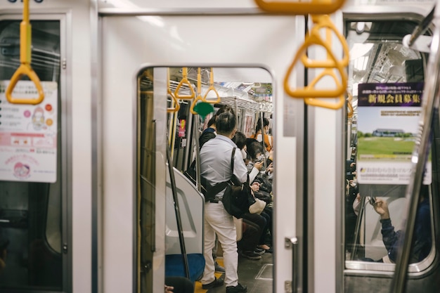 Foto gratuita viajeros del tren subterráneo dentro de ir a trabajar