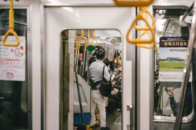 Viajeros del tren subterráneo dentro de ir a trabajar