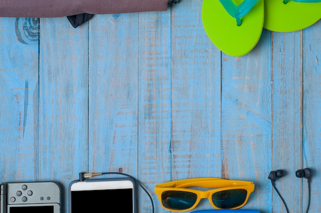 Viajes, accesorios de verano en madera azul