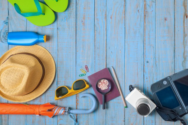 Viajes, accesorios de verano en madera azul