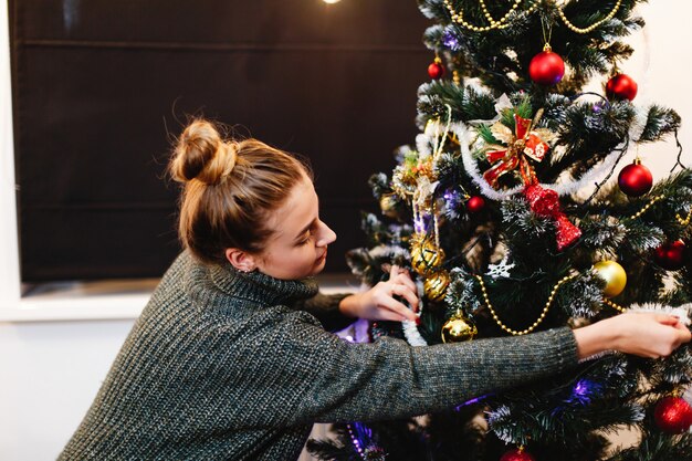 Vibes de navidad y año nuevo. Decoraciones para el hogar. Encantadora joven en un suéter