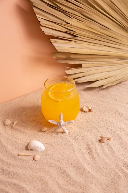 Foto gratuita vibraciones veraniegas con coctel de arena y naranja