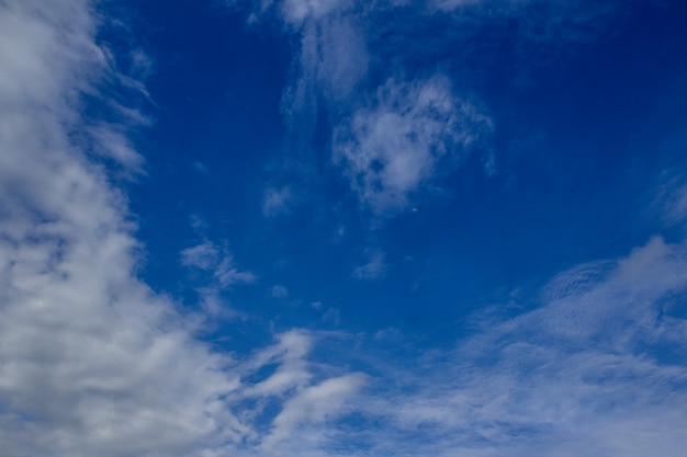 Vibrante cielo azul