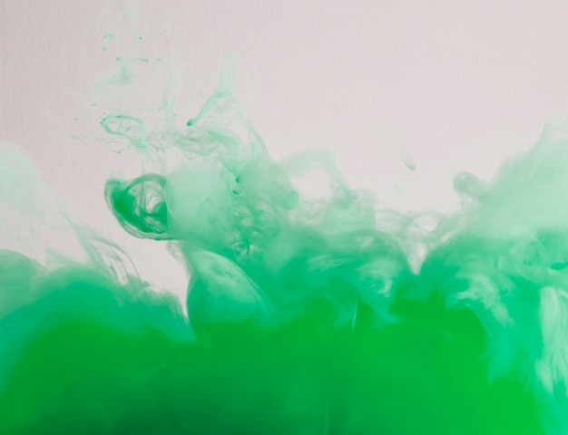 Foto gratuita vibrante nube de humo verde brillante
