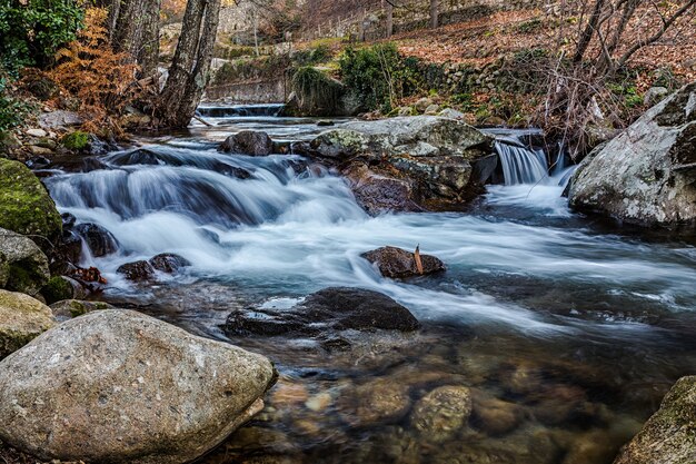 Vibrante paisaje de un río que fluye sobre rocas con larga exposición