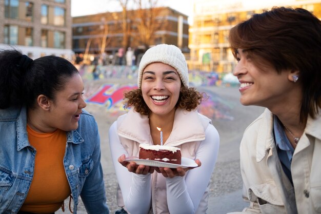 Vida de barrio disfrutada por un grupo de amigos