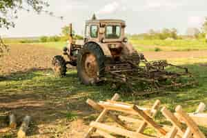 Foto gratuita vida de campo con un tractor