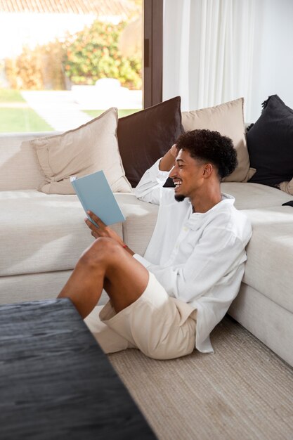 La vida en casa con la lectura de adultos jóvenes