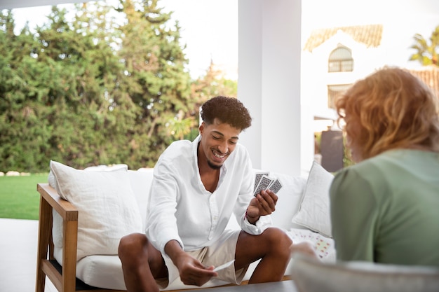 Foto gratuita la vida en casa con la lectura de adultos jóvenes