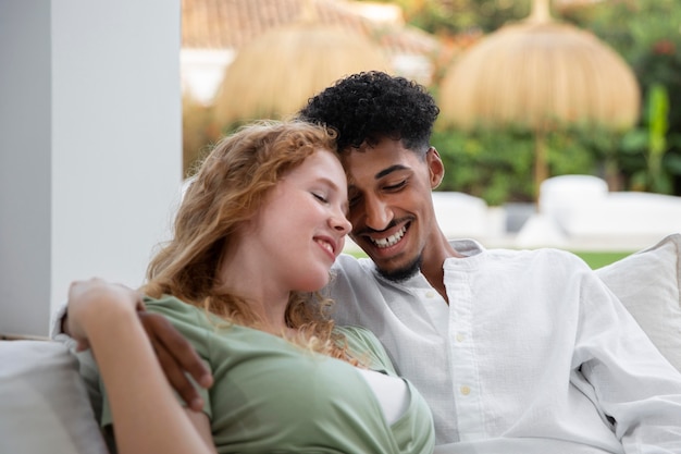 Foto gratuita vida en casa con pareja relajándose juntos.