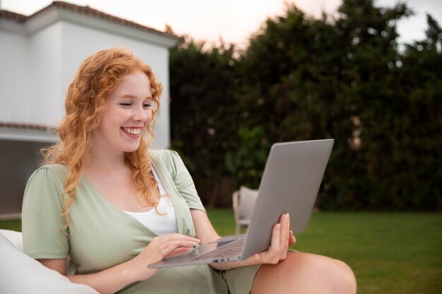 La vida en casa relajándose en la computadora