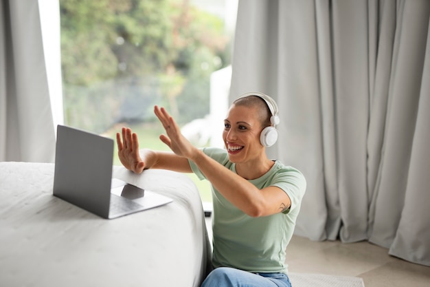 Foto gratuita la vida en casa relajándose en la computadora