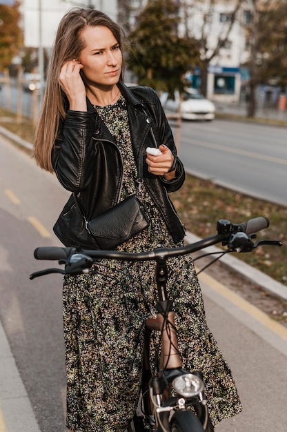 La vida de la ciudad en bicicleta escuchando música.