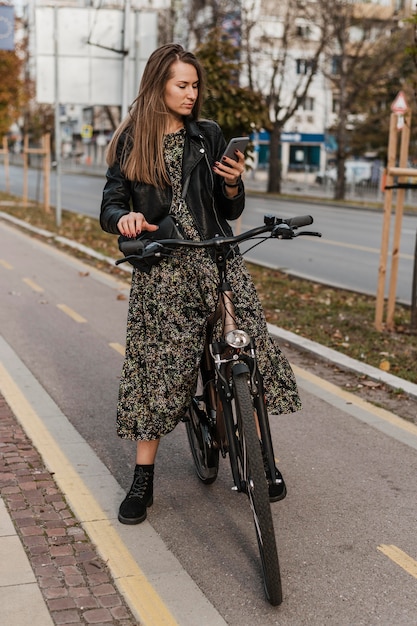 La vida de la ciudad en bicicleta navegando por el teléfono móvil.