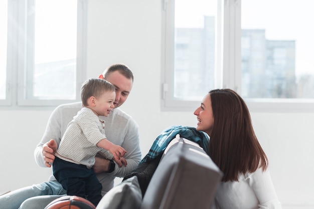 Foto gratuita vida familiar con padres e hijos.