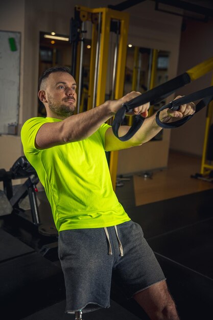 Vida. Hombre discapacitado entrenando en el gimnasio del centro de rehabilitación, practicando. Hombre activo con discapacidad. Concepto de estilo de vida saludable y activo, motivación, concentración, inclusión y diversidad.