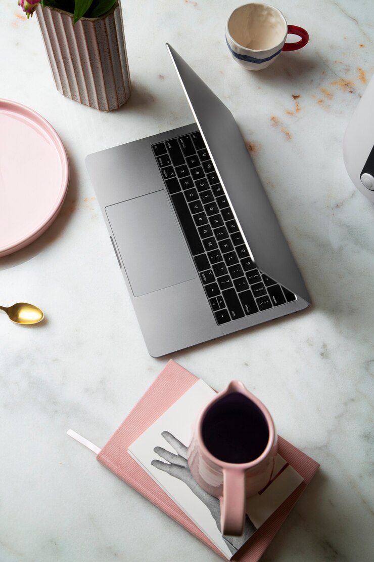 Foto gratuito vida inmóvil del dispositivo en la mesa
