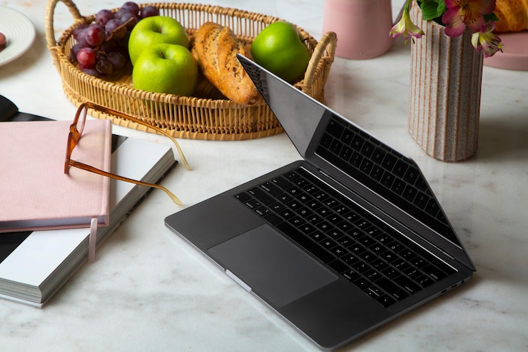 Foto gratuito vida inmóvil del dispositivo en la mesa