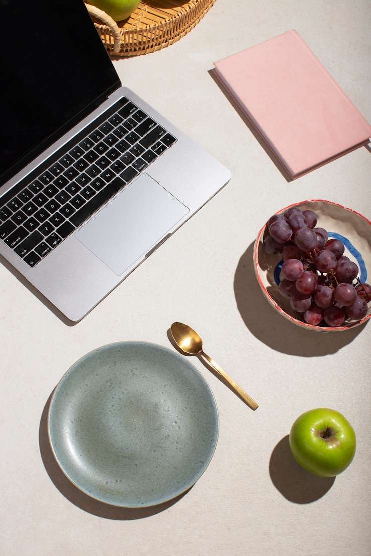 Foto gratuito vida inmóvil del dispositivo en la mesa