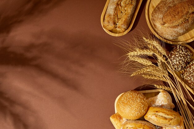 Vida muerta con apetitosa comida de panadería