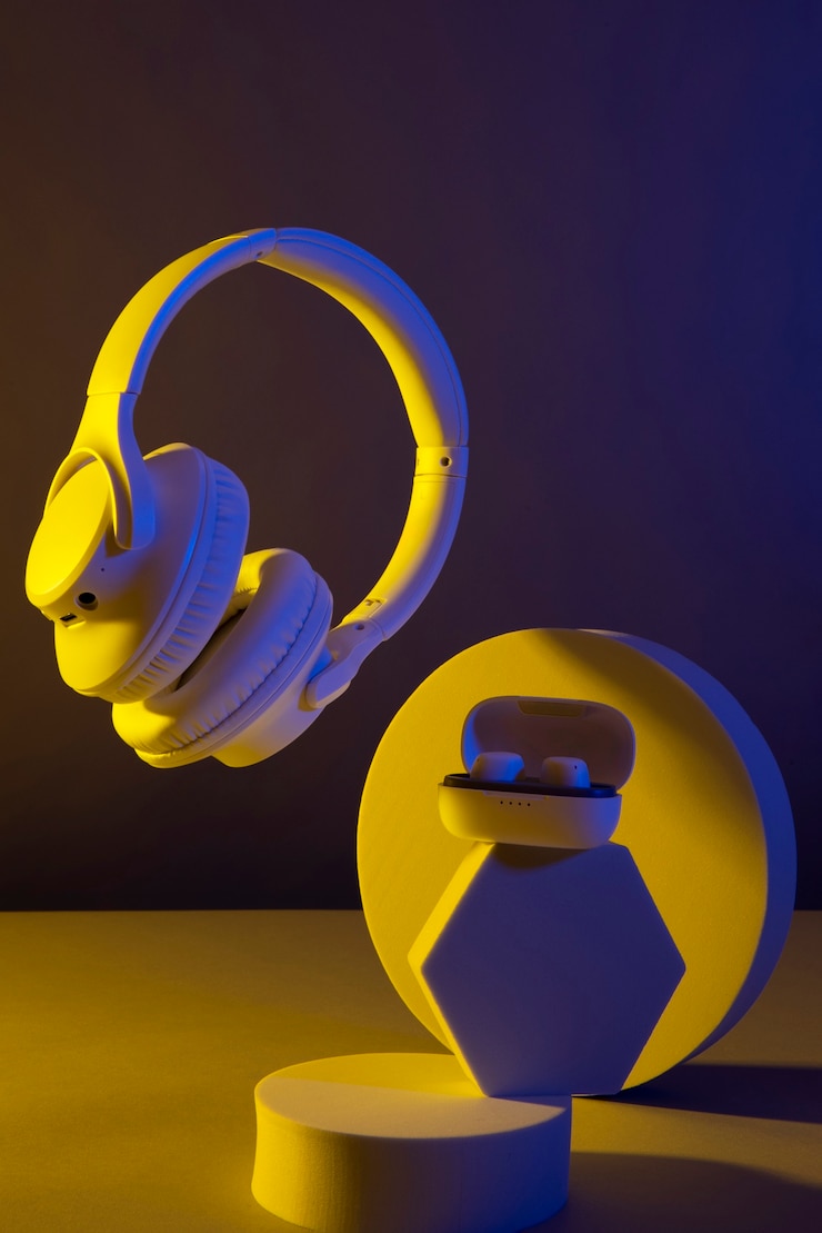Foto gratuito vida muerta de los auriculares cibernéticos inalámbricos