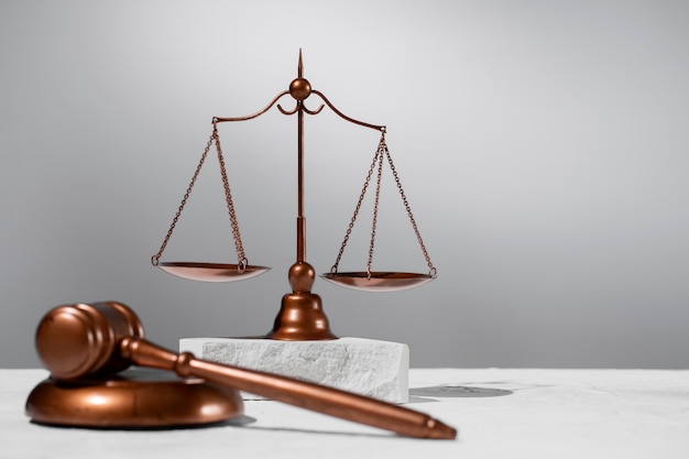 Vida muerta con las balanzas de la justicia