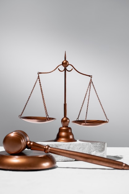 Vida muerta con las balanzas de la justicia
