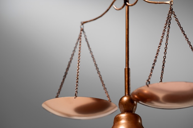 Vida muerta con las balanzas de la justicia
