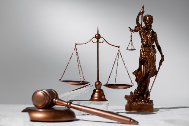 Vida muerta con las balanzas de la justicia