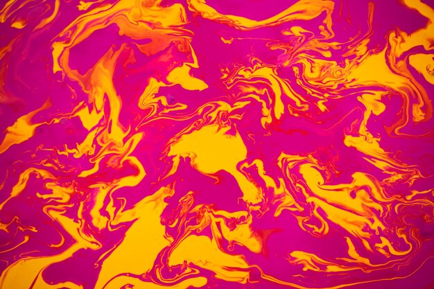 Vida muerta con fondo de colores psicodélicos