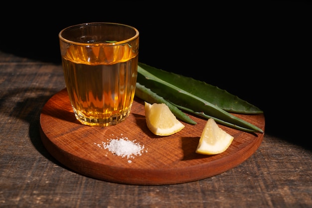 Foto gratuita vida muerta de mezcal con gusano maguey