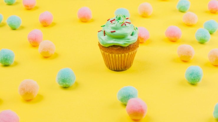 Foto gratuito vida muerta con muffin de cumpleaños