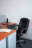 Foto gratuita vida muerta de una silla de oficina en el interior
