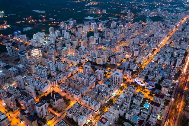 La vida nocturna aglomerada de la ciudad aligerada por el tráfico urbano en Turquía