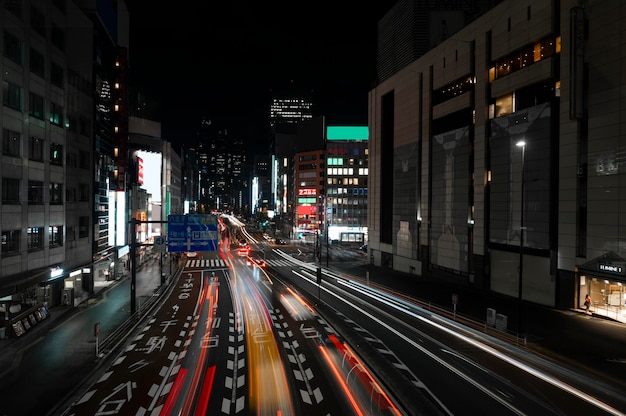 La vida nocturna de la ciudad brilla en las calles.