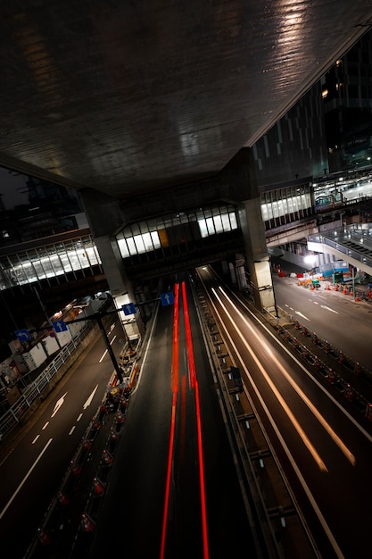 La vida nocturna de la ciudad brilla en las calles.