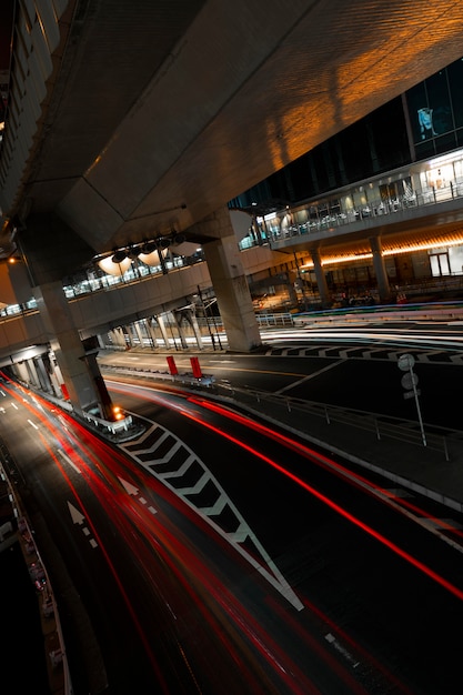 La vida nocturna de la ciudad brilla en las calles.