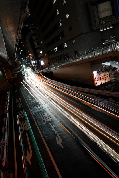 La vida nocturna de la ciudad brilla en las calles.