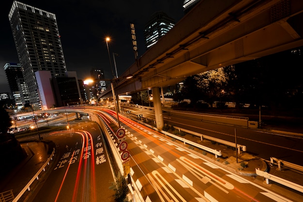 La vida nocturna de la ciudad brilla en las calles.