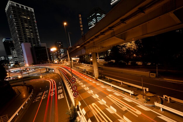 La vida nocturna de la ciudad brilla en las calles.