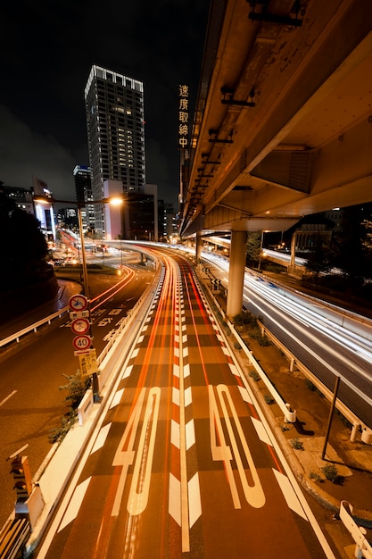 Foto gratuita la vida nocturna de la ciudad brilla en las calles.