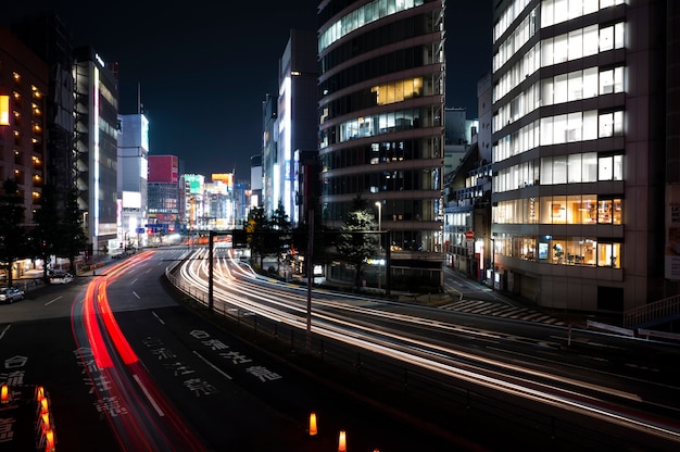 La vida nocturna de la ciudad destellos de luz.