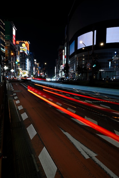 La vida nocturna de la ciudad destellos de luz.