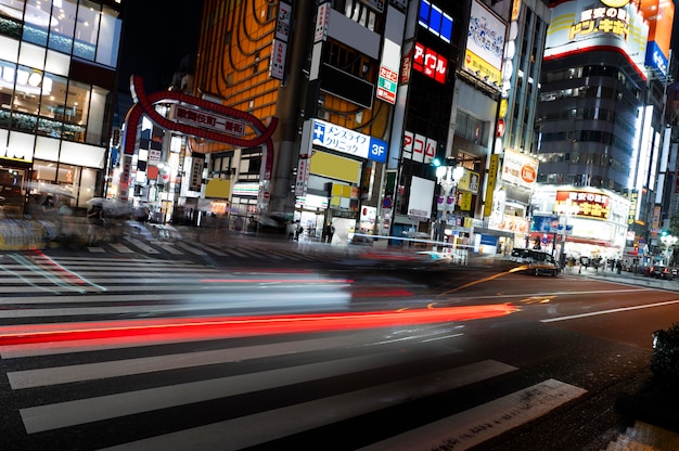 La vida nocturna de la ciudad destellos de luz.