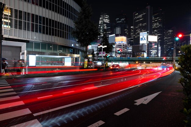 La vida nocturna de la ciudad destellos de luz.