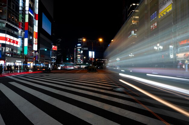 La vida nocturna de la ciudad destellos de luz.