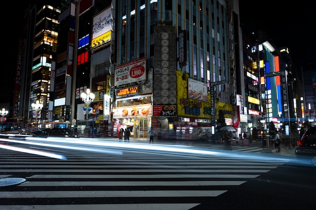 La vida nocturna de la ciudad destellos de luz.