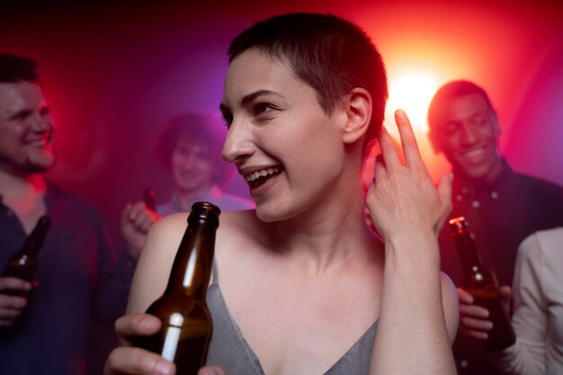 Vida nocturna con gente bailando en un club.