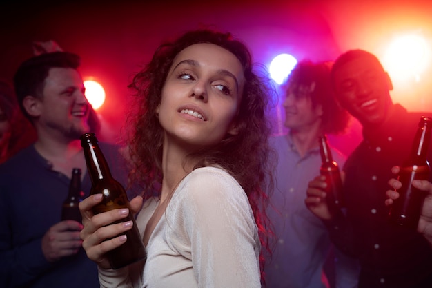 Foto gratuita vida nocturna con gente bailando en un club.